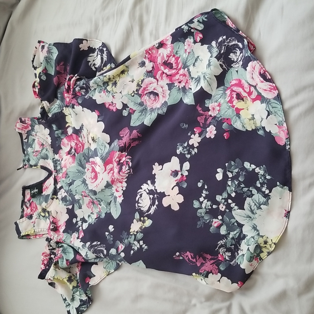 ⭐ 2/$10 Cold Shoulder Floral Top